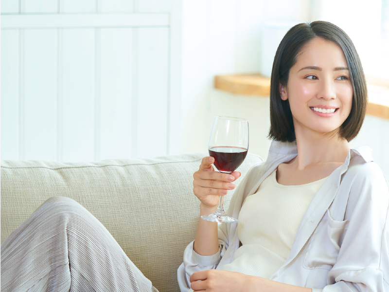 ホワイトニング後ワイン飲む女性